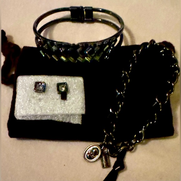 Set of black plated jewelry bracelets and stud earrings - Picture 1 of 3